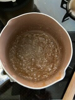 鍋で沸騰しているシロップ