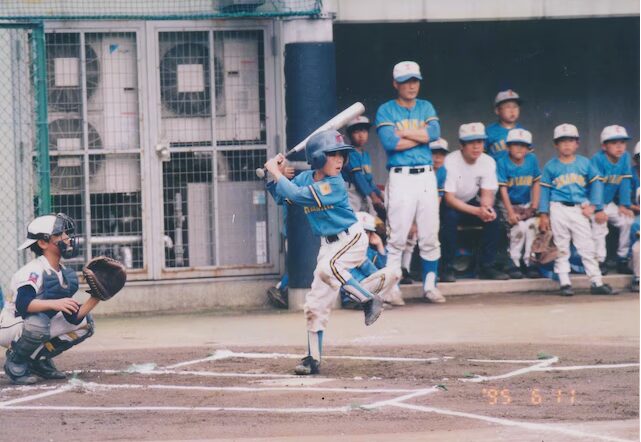 野球をする山崎育三郎