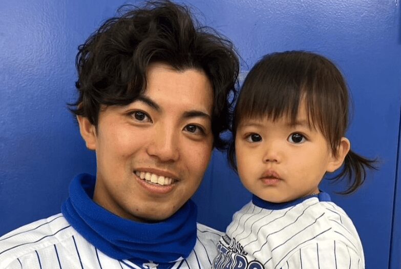 子供を抱っこする東克樹選手