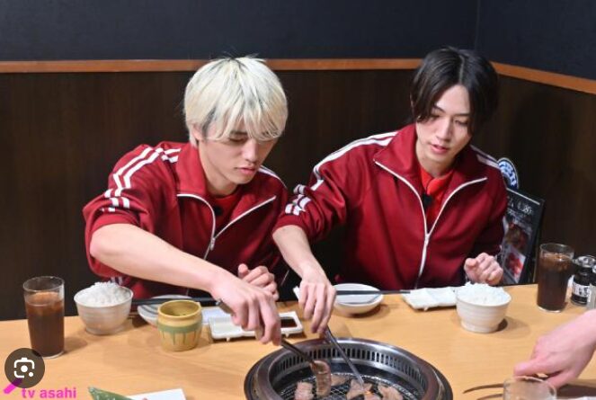 「かまいガチ」で肉を食べる橋本将生